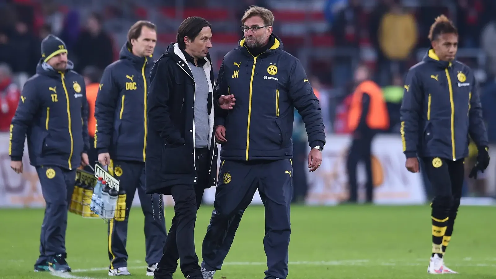 Roger Schmidt und Jürgen Klopp während eines Bundesliga-Spiels.