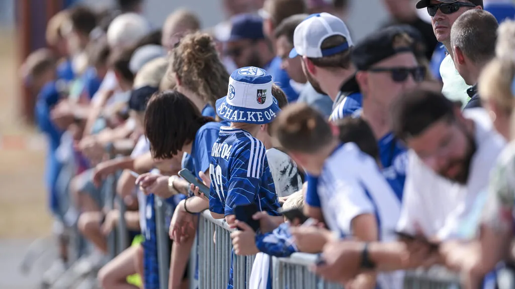 Fans müssen jetzt bis Weihnachten (!) warten: Trikot-Wahnsinn auf Schalke - BILD