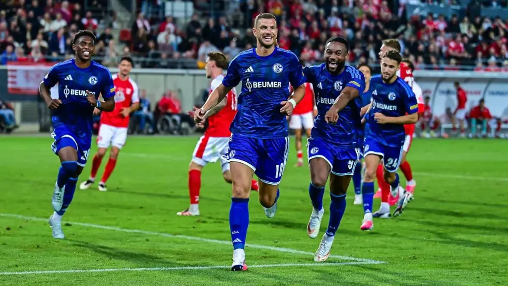 Dem Debakel entgangen: Dzeko und Sylla hieven Schalke in der Verlängerung in Runde zwei