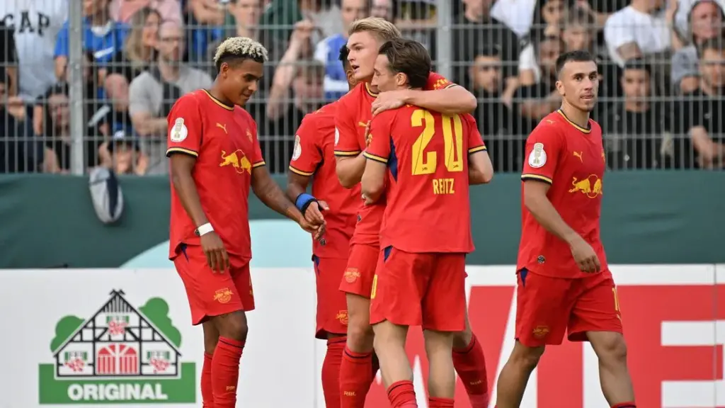 Abgesetzter Kapitän Andrich sieht Leverkusens Sieg im DFB-Pokal - BILD