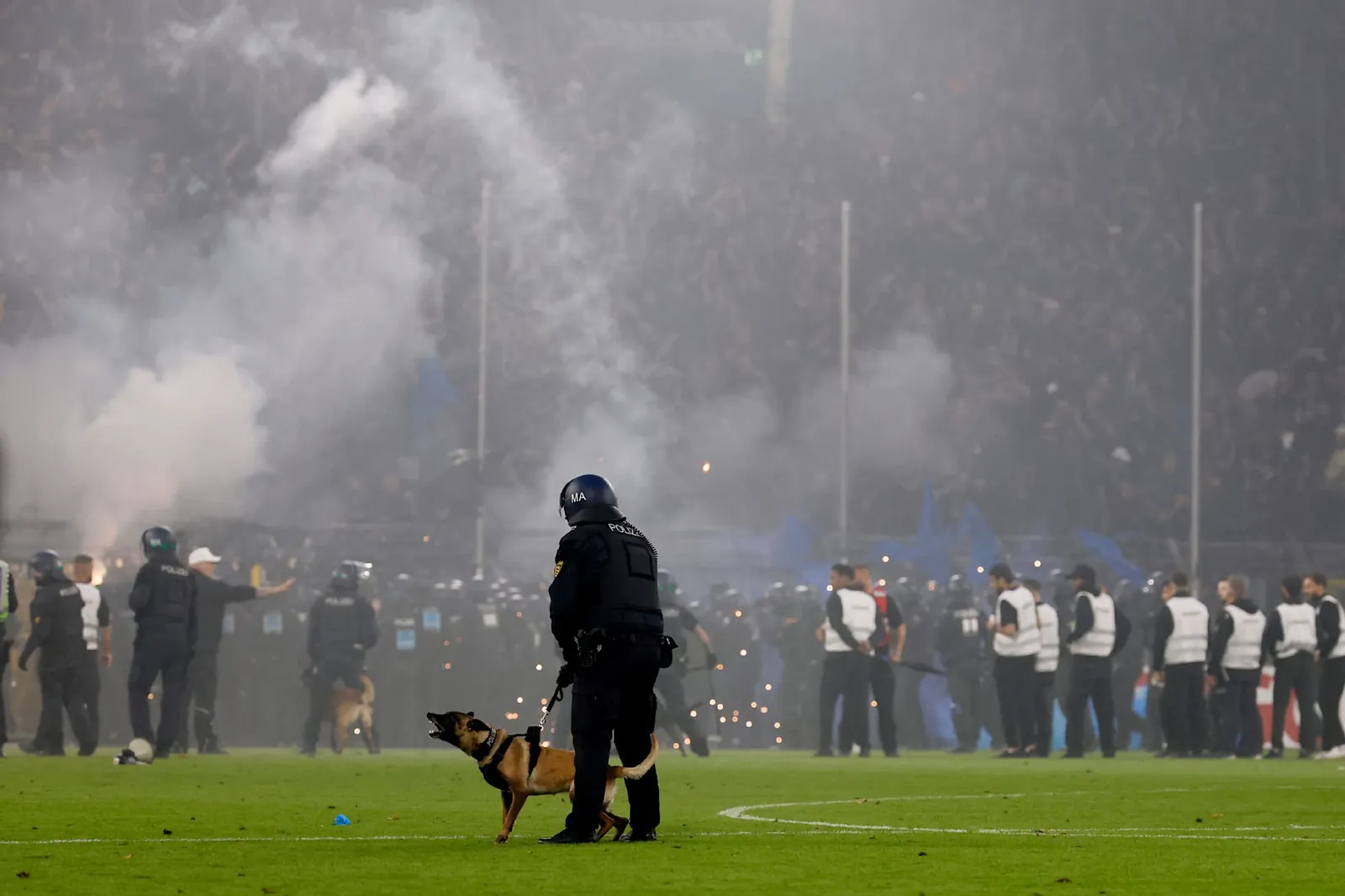 Die Polizei setze auch Pfefferspray ein