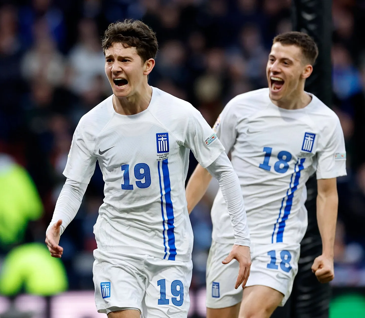 Kosta Karetsas jubelt mit Giannis Konstantelias im Trikot der Griechischen Nationalmannschaft