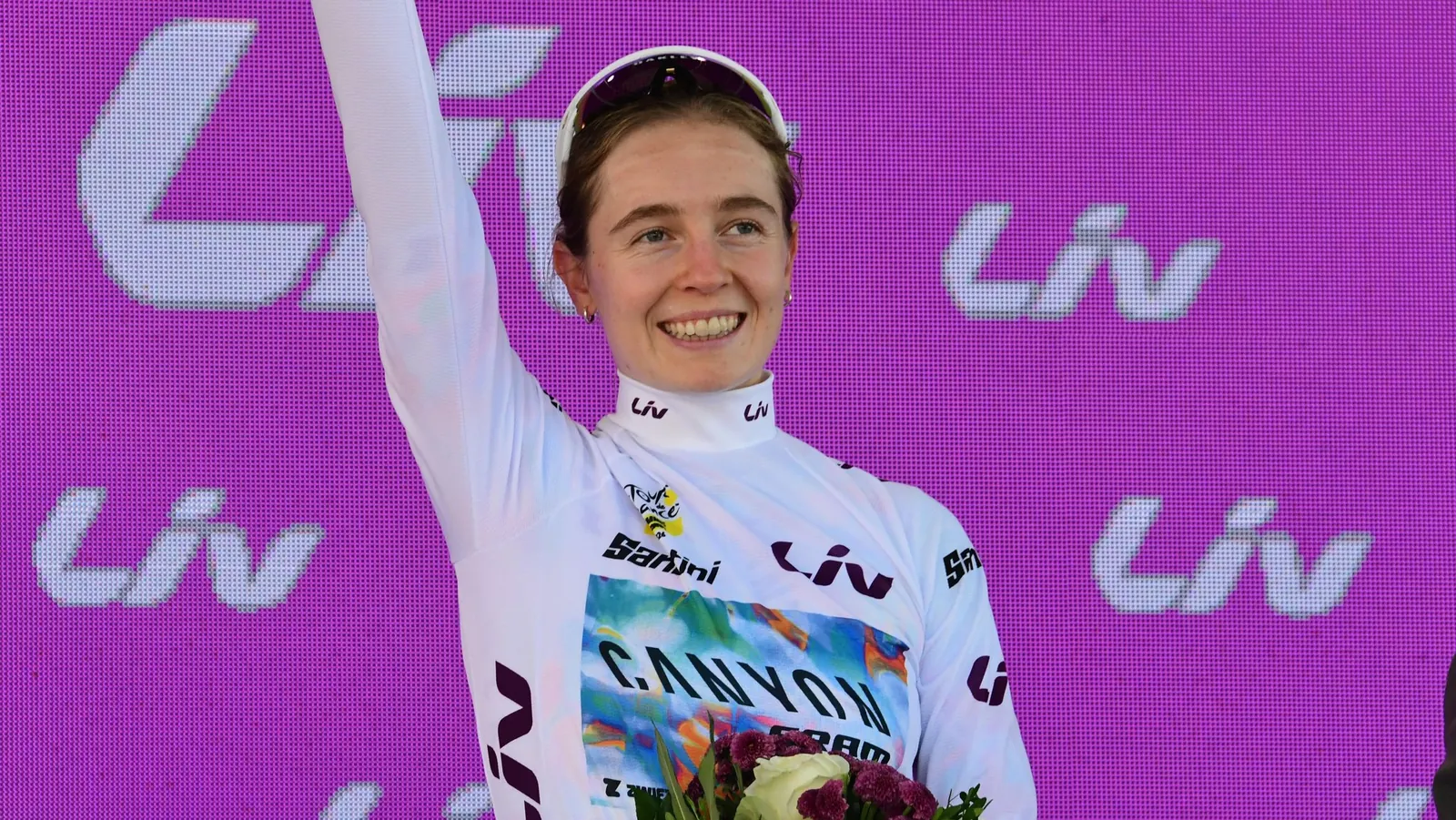 Antonia Niedermaier greift nach dem Gewinn der Nachwuchswertung bei der Tour de France Femmes 2026