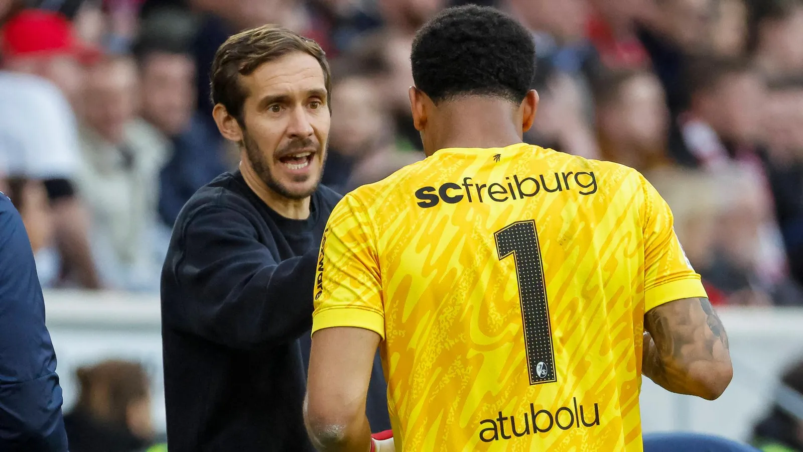 Trainer Julian Schuster und Torhüter Noah Atubolu im Gespräch