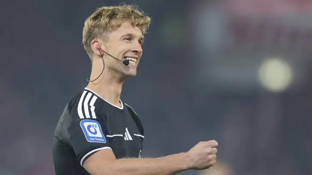 Union - Schalke 1:3 – Spiel 9 Minuten unterbrochen wegen Schiri-K.o. - BILD